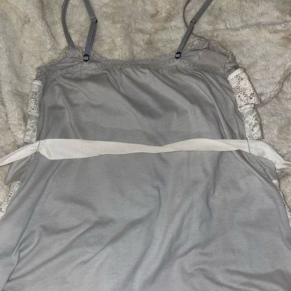 HOLLISTER Ruffles Ruffles Ruffles! An adorable tank size L - Picture 9 of 10